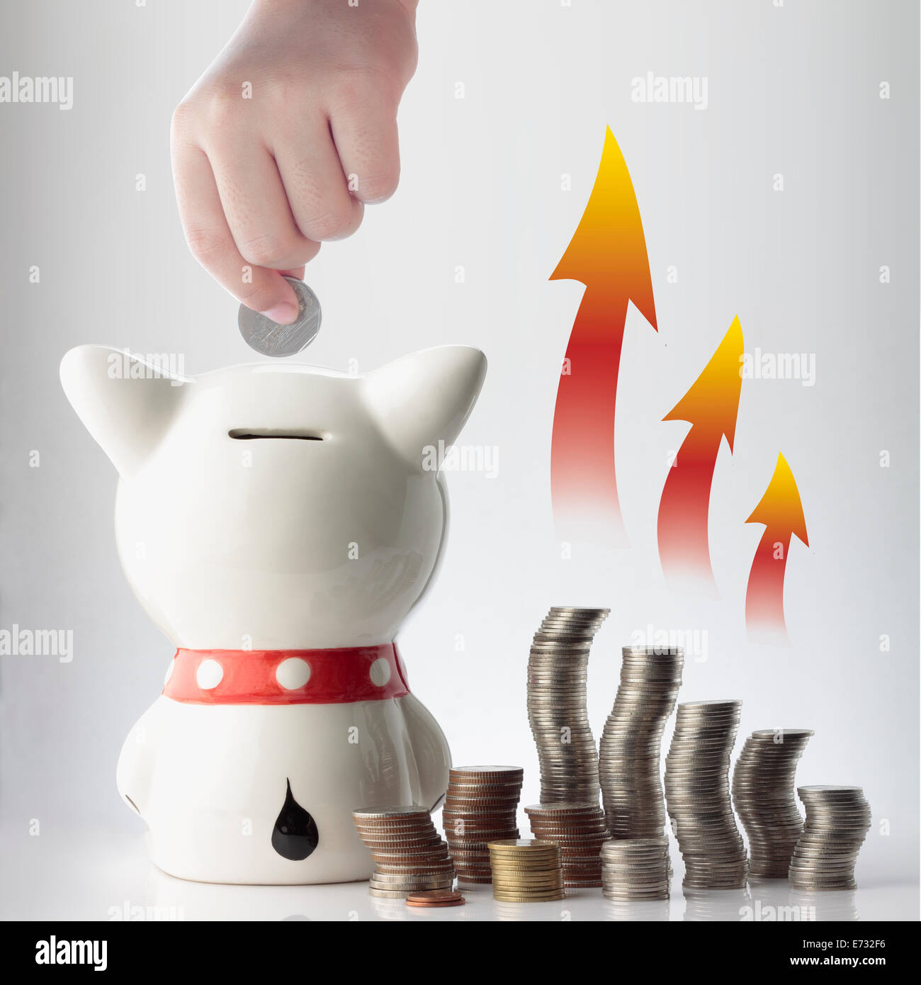 Une part sauver des coins in piggy bank avec graphique sur fond blanc Banque D'Images