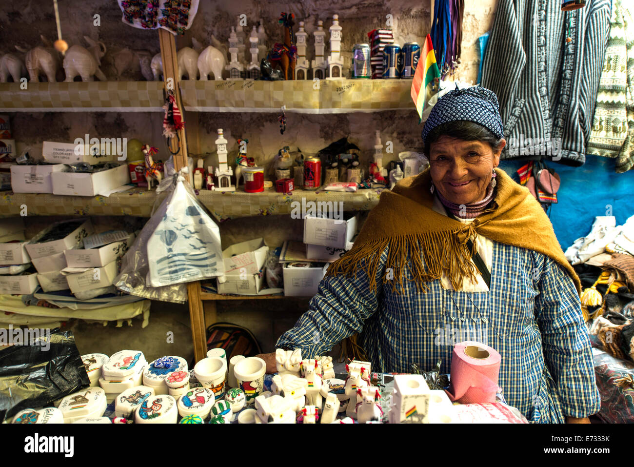 Femme vendant de l'artisanat boutique locale au village d'Uyuni Bolivie Amérique du Sud Banque D'Images