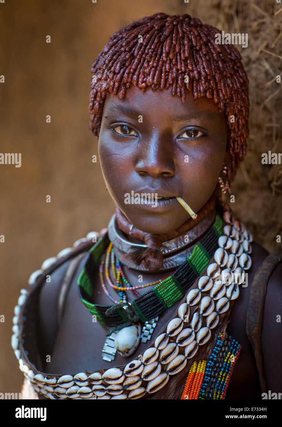 Tribu Hamer femme en tenue traditionnelle, Turmi, vallée de l'Omo, Ethiopie Banque D'Images