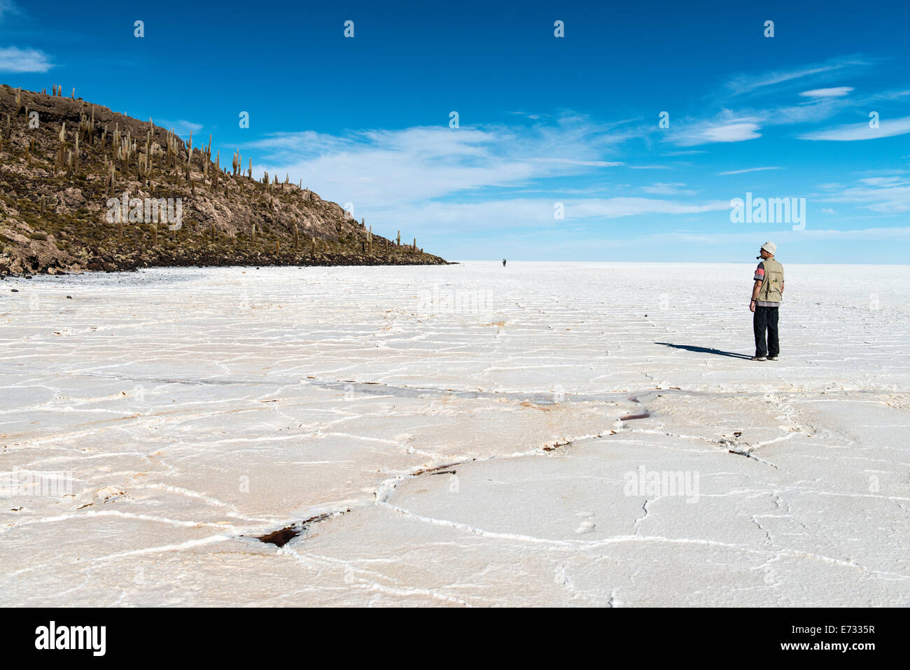 L'homme par l'Incawasi Inca Wasi ou ou ou l'île de Incahuasi Cactus d'Uyuni, le Salar de Uyuni (Tunupa Salar de Potosi Bolivie) Banque D'Images