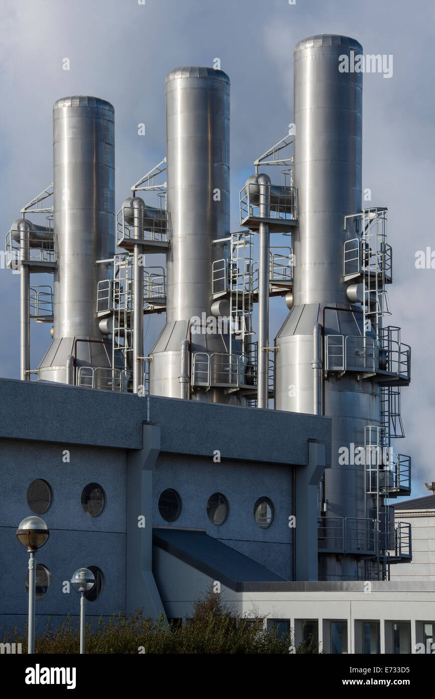 La centrale géothermique de Svartsengi situé à environ 4 km au nord de Grindavík en Islande. Excédent de l'eau riche en minéraux de la pl Banque D'Images