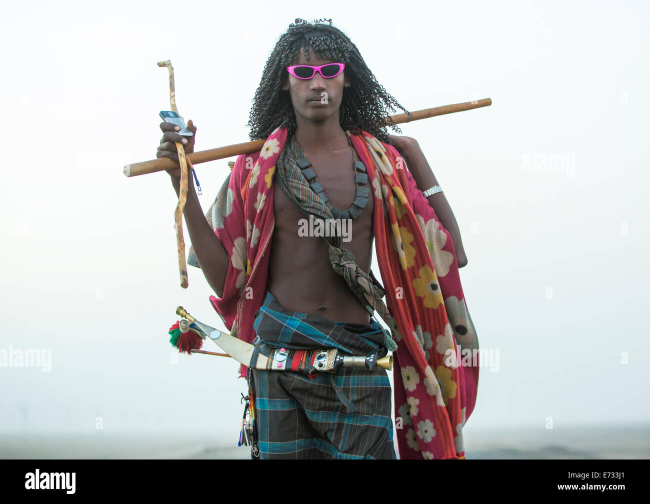 Afar Tribe homme seul le long d'une route, d'Assayta, Ethiopie Banque D'Images