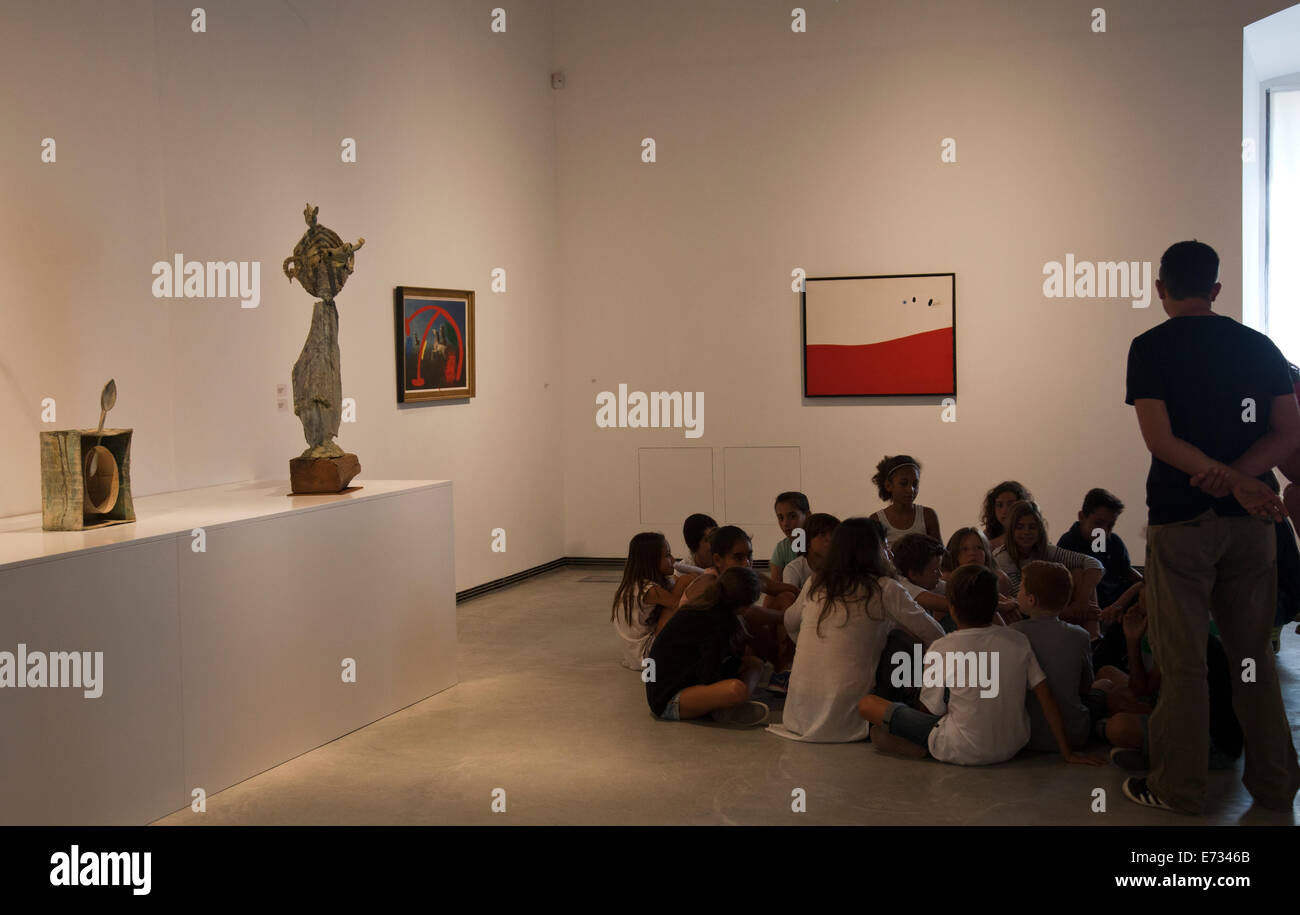 Groupe d'enfants à l'école Exposition Joan Miró au Musée d'Art Contemporain de Dalt Vila à Ibiza Banque D'Images