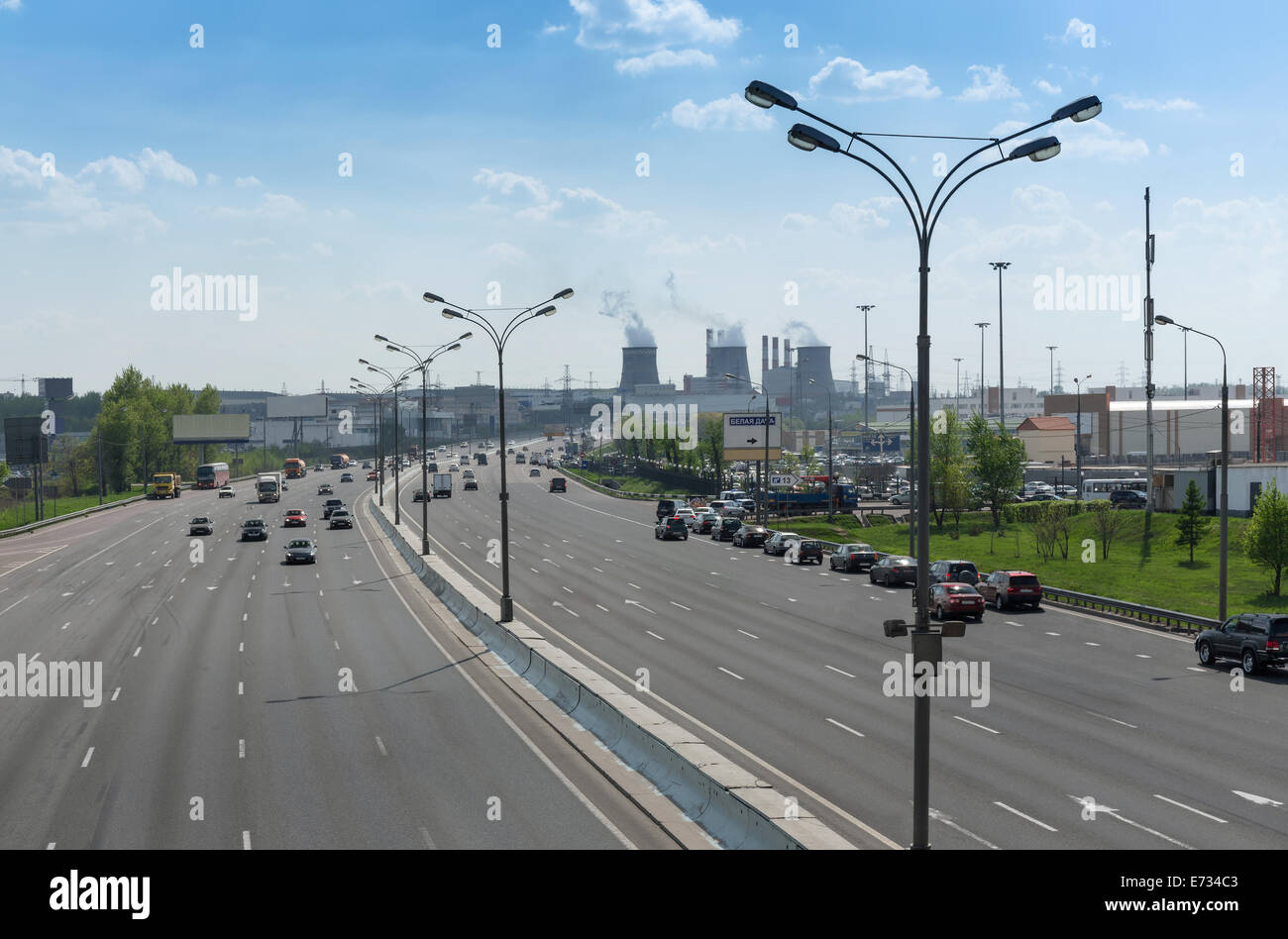 Chaussée et d'énergie thermique à l'arrière-plan Banque D'Images