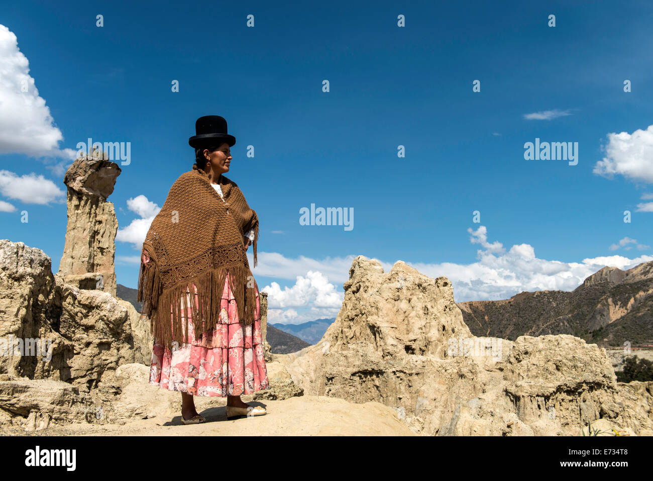 Femme bolivienne en costume traditionnel au rock formations géologiques de la vallée de la Lune (Valle de la Luna) Pedro Domingo Bolivie Banque D'Images