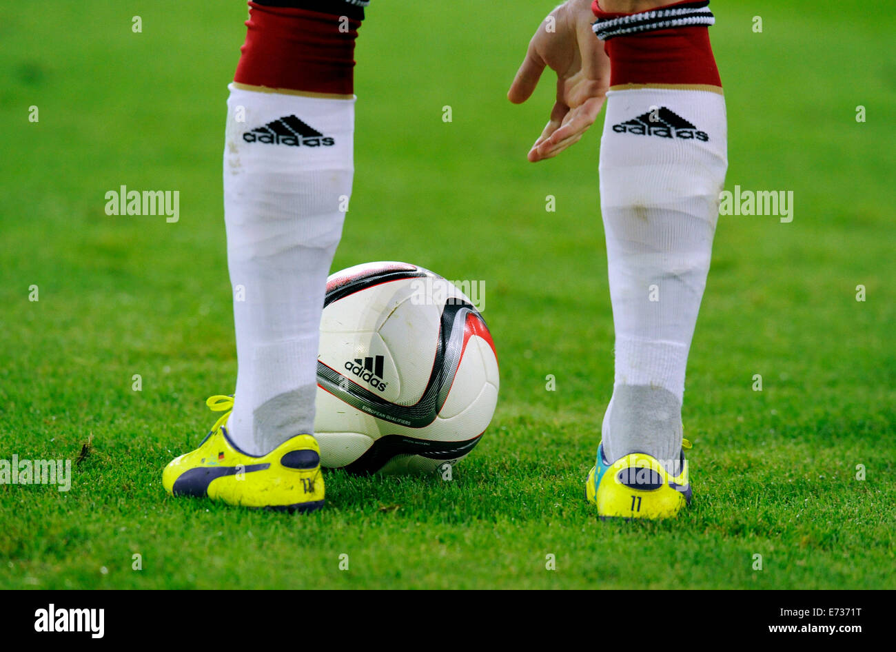 Match amical, ESPRIT Arena Düsseldorf : l'Allemagne contre l'Argentine 2:4 ; les jambes d'un joueur allemand avec le nouveau ballon adidas EM Quali. Banque D'Images