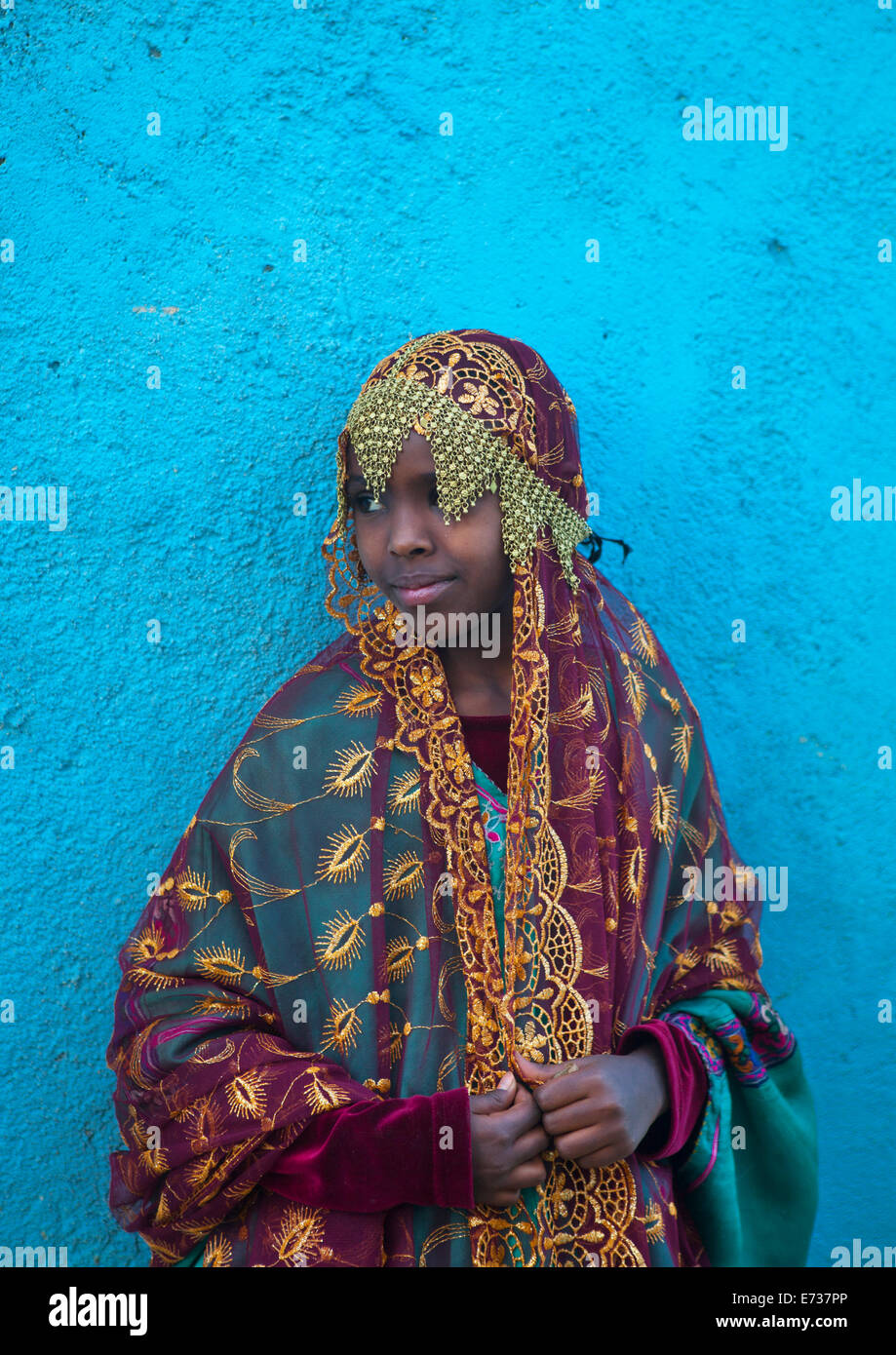 Mlle Fayo, une jeune fille en costume traditionnel Harari, Harar, en Ethiopie Banque D'Images