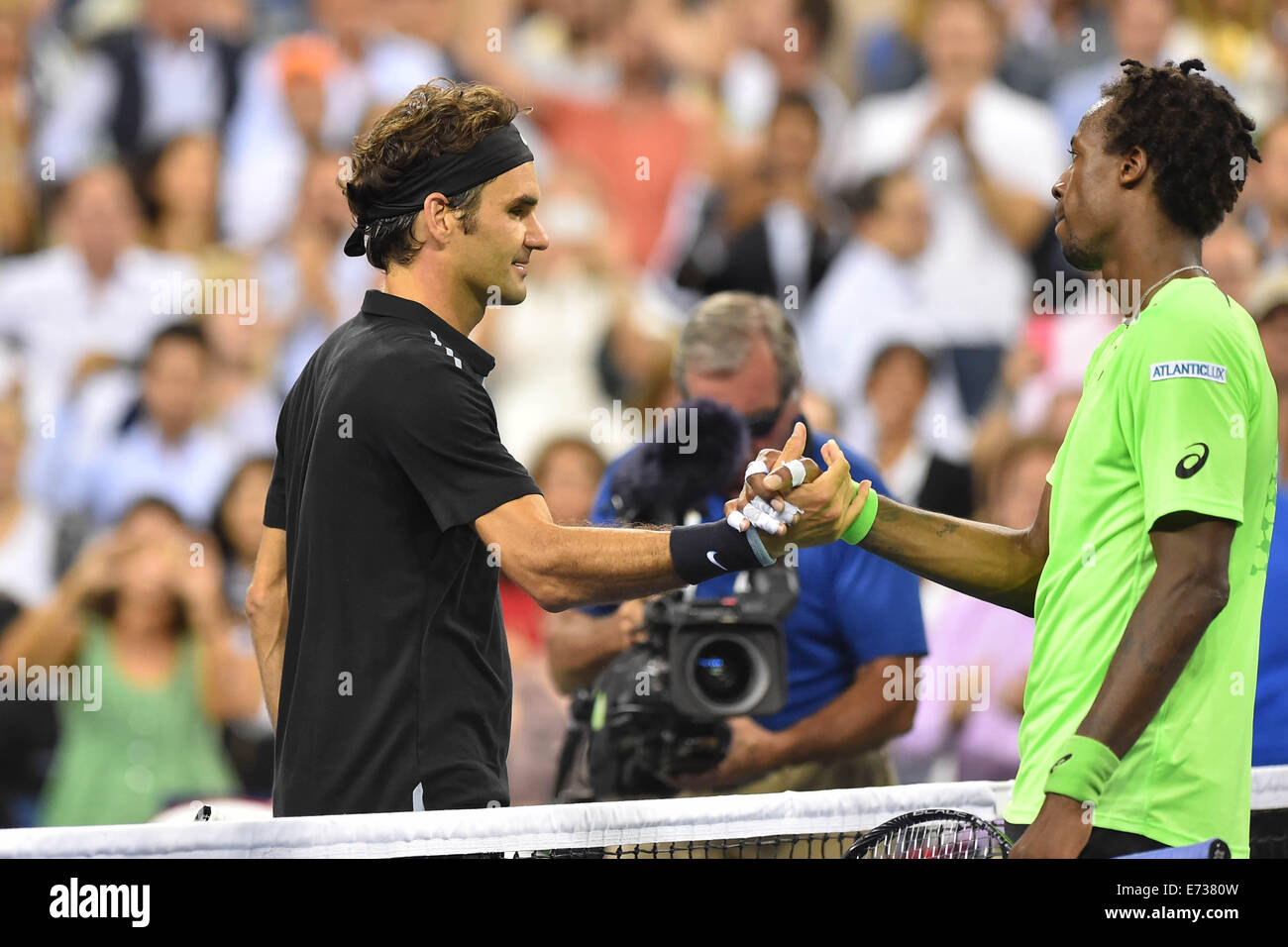 New York, USA. 08Th Nov, 2014. Flushing Meadows. US Open Tennis Tournament, quarts de deuxième journée. Roger Federer (SUI) et Gael Monfils (Fra) après avoir perdu les 2 premiers sets, Federer est revenu et a remporté le match en 5 sets pour les demi-finales. © Plus Sport Action/Alamy Live News Banque D'Images