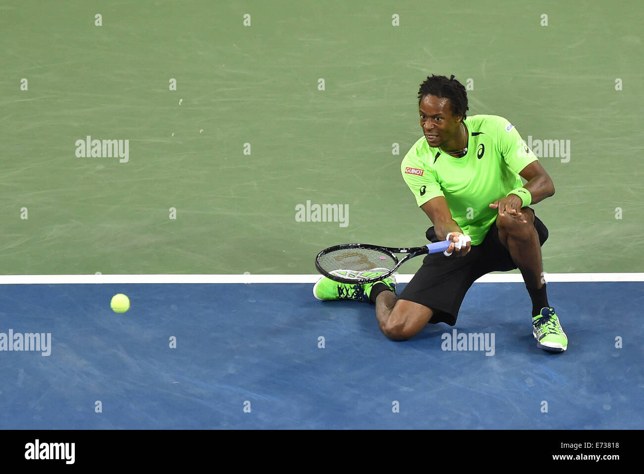 New York, USA. 08Th Nov, 2014. Flushing Meadows. US Open Tennis Tournament, quarts de deuxième journée. Roger Federer (SUI) et Gael Monfils (Fra) après avoir perdu les 2 premiers sets, Federer est revenu et a remporté le match en 5 sets pour les demi-finales. © Plus Sport Action/Alamy Live News Banque D'Images