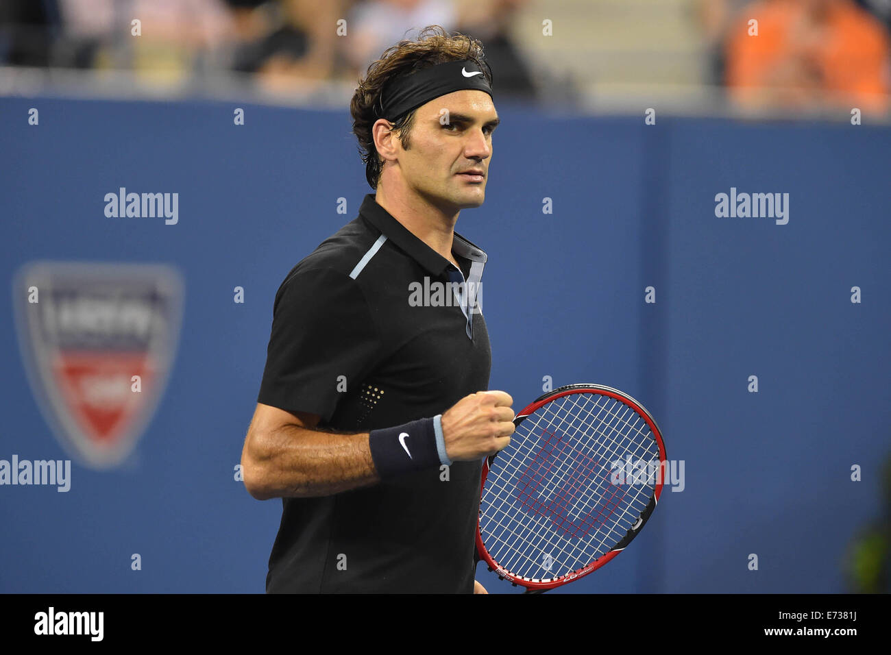 New York, USA. 08Th Nov, 2014. Flushing Meadows. US Open Tennis Tournament, quarts de deuxième journée. Roger Federer (SUI) et Gael Monfils (Fra) après avoir perdu les 2 premiers sets, Federer est revenu et a remporté le match en 5 sets pour les demi-finales. © Plus Sport Action/Alamy Live News Banque D'Images