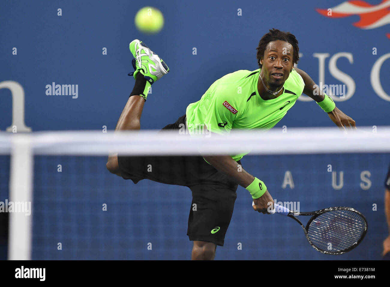 New York, USA. 08Th Nov, 2014. Flushing Meadows. US Open Tennis Tournament, quarts de deuxième journée. Roger Federer (SUI) et Gael Monfils (Fra) après avoir perdu les 2 premiers sets, Federer est revenu et a remporté le match en 5 sets pour les demi-finales. © Plus Sport Action/Alamy Live News Banque D'Images