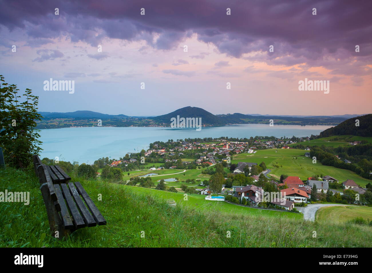 Vue sur Élevée Weyregg am Attersee pittoresque allumé à l'aube, Attersee, Salzkammergut, Autriche, Europe Banque D'Images