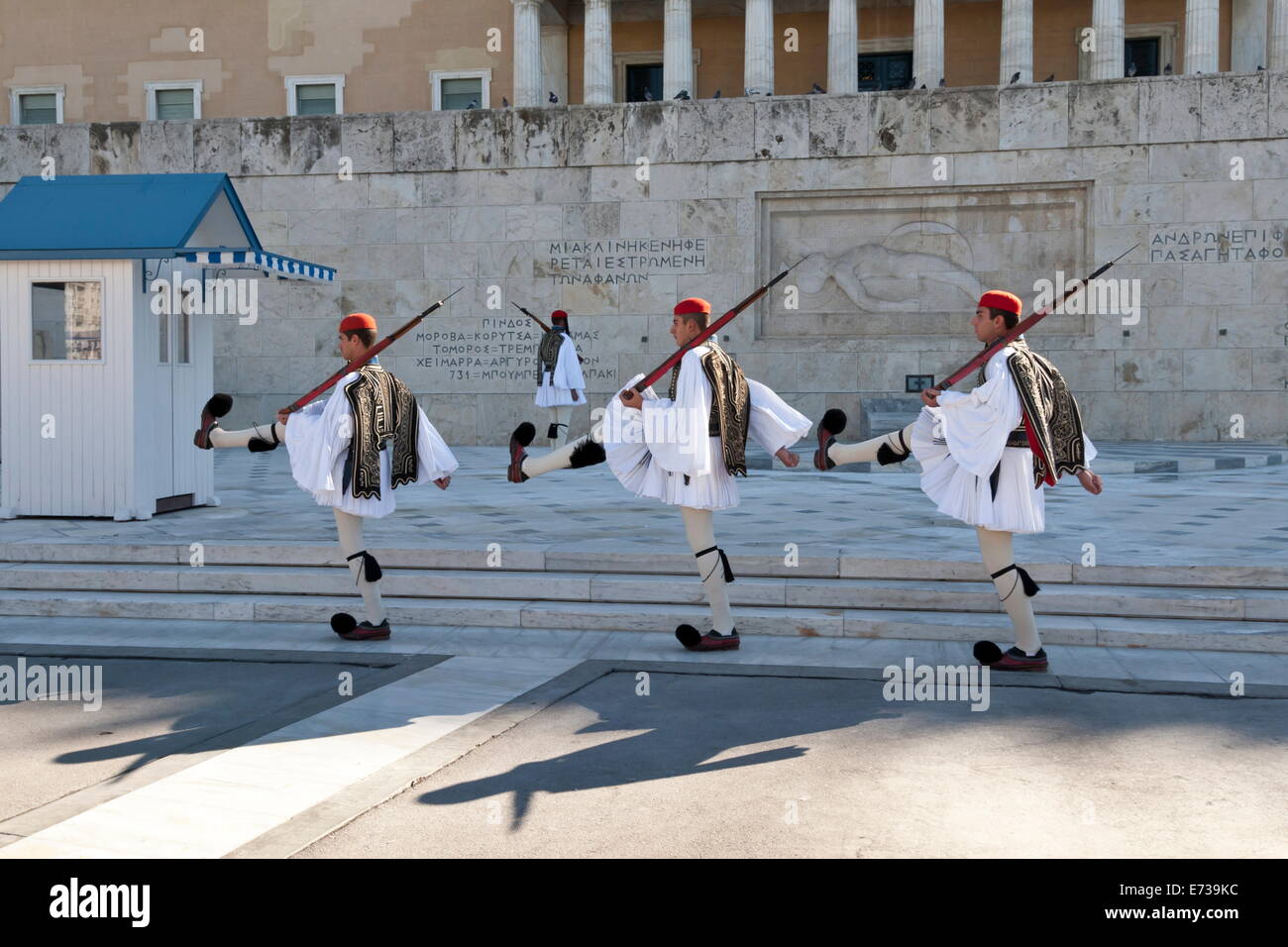 Soldats evzone, relève de la garde, de la Place Syntagma, Athènes, Grèce, Europe Banque D'Images