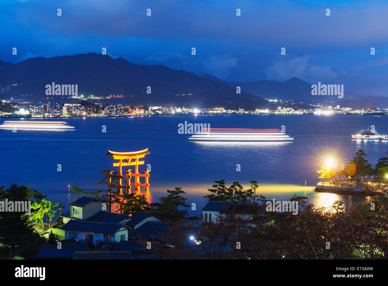 Torii du Sanctuaire Shinto d'Itsukushima jinja, Site de l'UNESCO, l'île de Miyajima, Hiroshima Prefecture, Honshu, Japan, Asia Banque D'Images