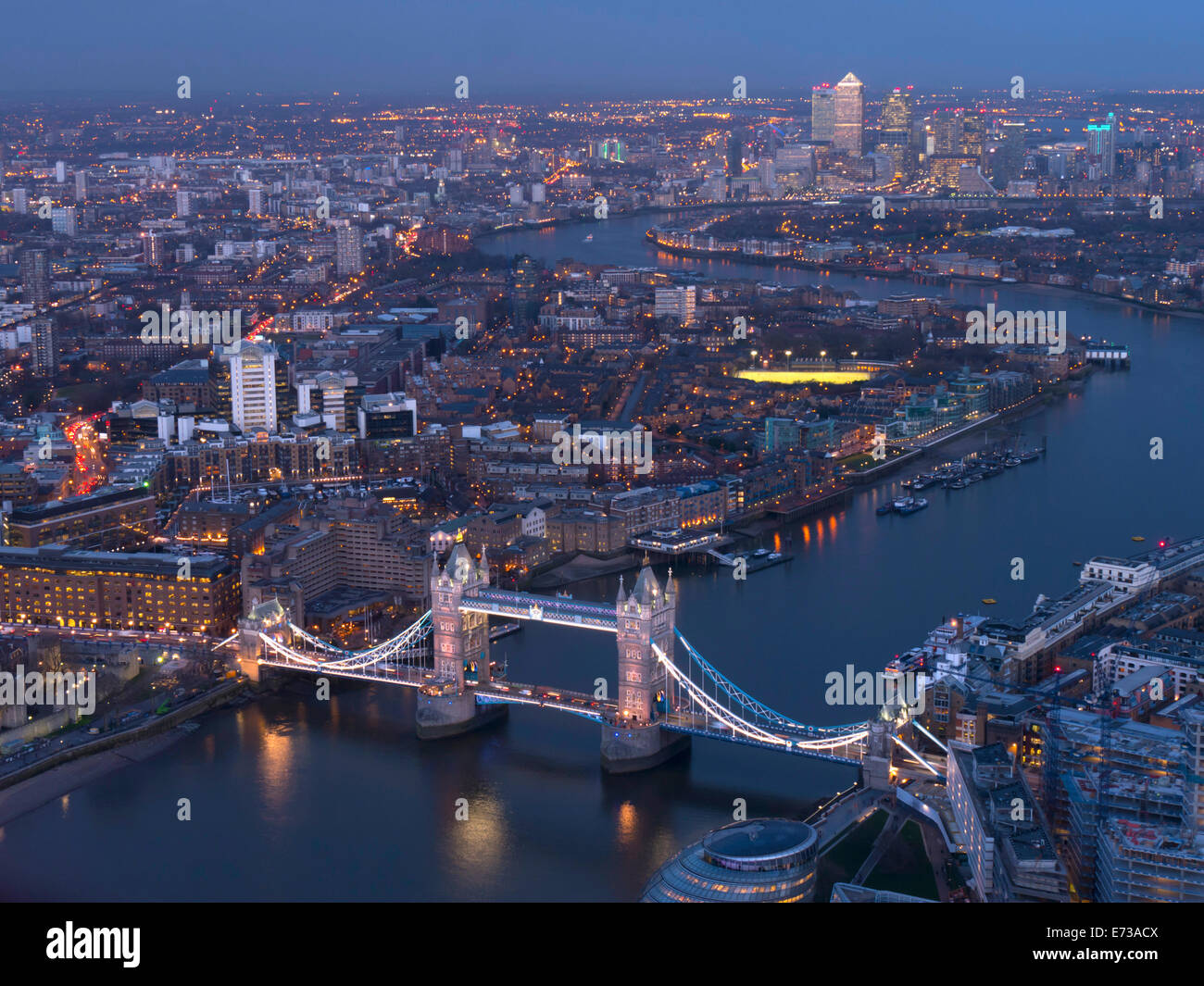 Photo aérienne montrant le Tower Bridge, la Tamise et Canary Wharf, au crépuscule, Londres, Angleterre, Royaume-Uni, Europe Banque D'Images
