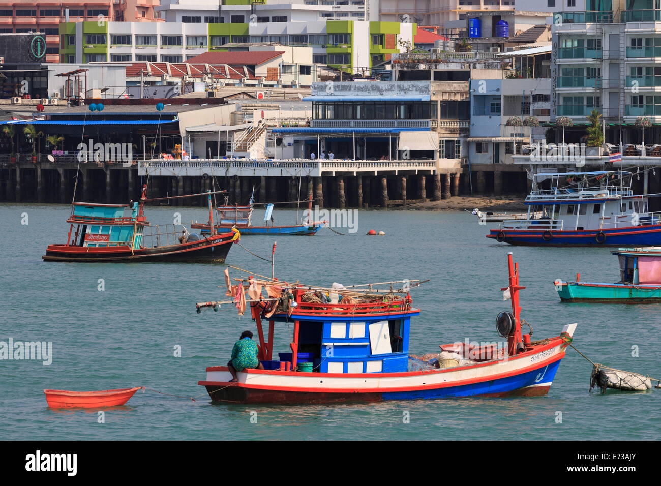 Bateaux de pêche dans la ville de Pattaya, Thaïlande, Asie du Sud, Asie Banque D'Images