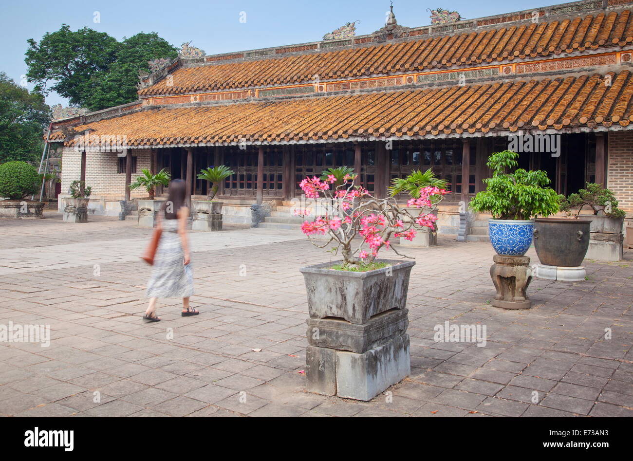 Femme à Hoa Khiem Temple à tombeau de Tu Duc, Site de l'UNESCO, Hue, Thua Thien-Hue, le Vietnam, l'Indochine, l'Asie du Sud-Est, Asie Banque D'Images