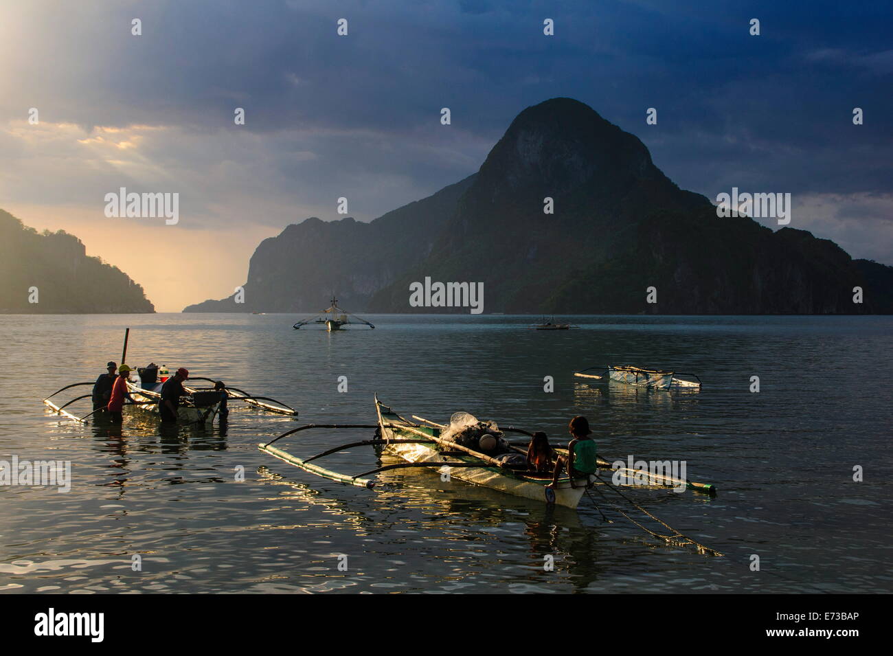 Outrigger bateau au coucher du soleil dans la baie de El Nido, Bacuit Archipelago, Palawan, Philippines, Asie du Sud, Asie Banque D'Images