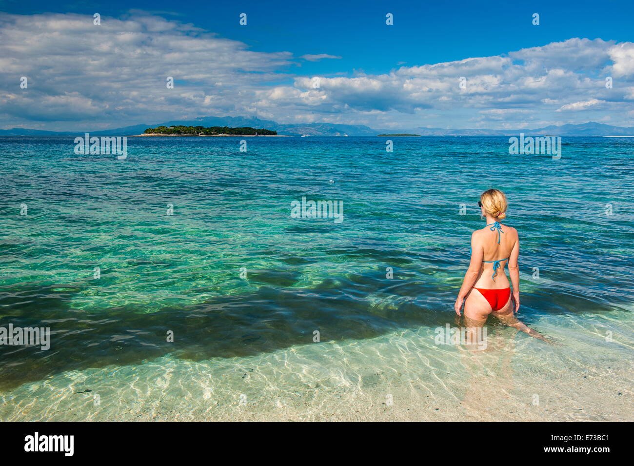 Femme debout dans l'eau claire autour de Beachcomber Island, îles Mamanucas, Fidji, Pacifique Sud, du Pacifique Banque D'Images Femme debout dans l'eau claire autour de Beachcomber Island, îles Mamanucas, Fidji, Pacifique Sud, du Pacifique Banque D'Images