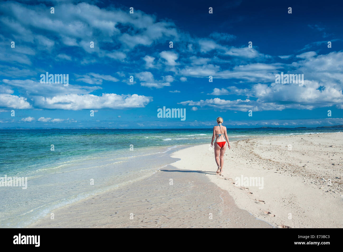 Femme marchant le long de la plage de sable blanc de Beachcomber Island, îles Mamanucas, Fidji, Pacifique Sud, du Pacifique Banque D'Images Femme marchant le long de la plage de sable blanc de Beachcomber Island, îles Mamanucas, Fidji, Pacifique Sud, du Pacifique Banque D'Images
