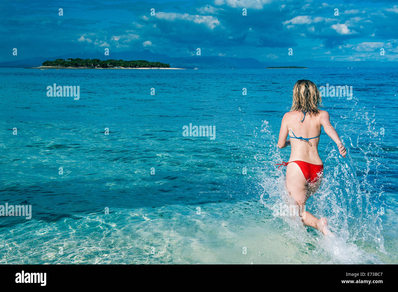Femme en marche dans l'eau, Beachcomber Island, îles Mamanucas, Fidji, Pacifique Sud, du Pacifique Banque D'Images Femme en marche dans l'eau, Beachcomber Island, îles Mamanucas, Fidji, Pacifique Sud, du Pacifique Banque D'Images