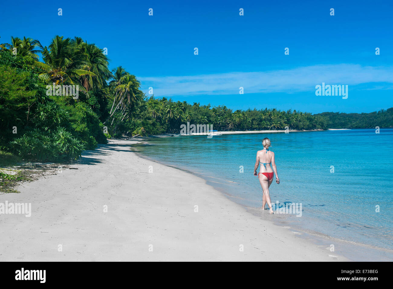Une femme marche sur une plage de sable blanc, Nanuya Lailai island, le blue lagoon, Yasawas, Fidji, Pacifique Sud, du Pacifique Banque D'Images Une femme marche sur une plage de sable blanc, Nanuya Lailai island, le blue lagoon, Yasawas, Fidji, Pacifique Sud, du Pacifique Banque D'Images
