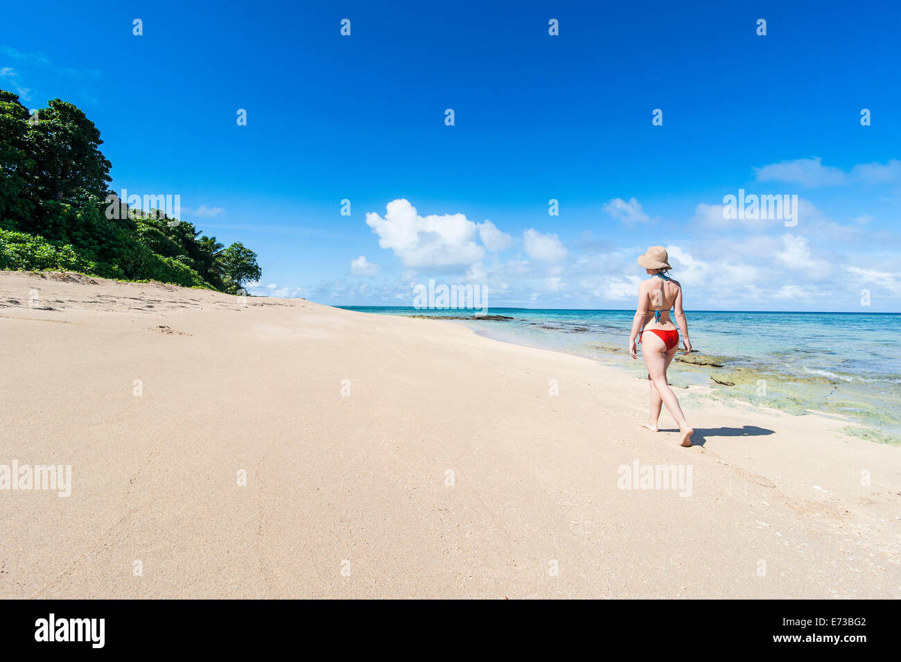 Femme marche sur une plage de sable blanc sur un petit îlot dans Haapai, Haapai, Tonga, Pacifique Sud, du Pacifique Banque D'Images Femme marche sur une plage de sable blanc sur un petit îlot dans Haapai, Haapai, Tonga, Pacifique Sud, du Pacifique Banque D'Images