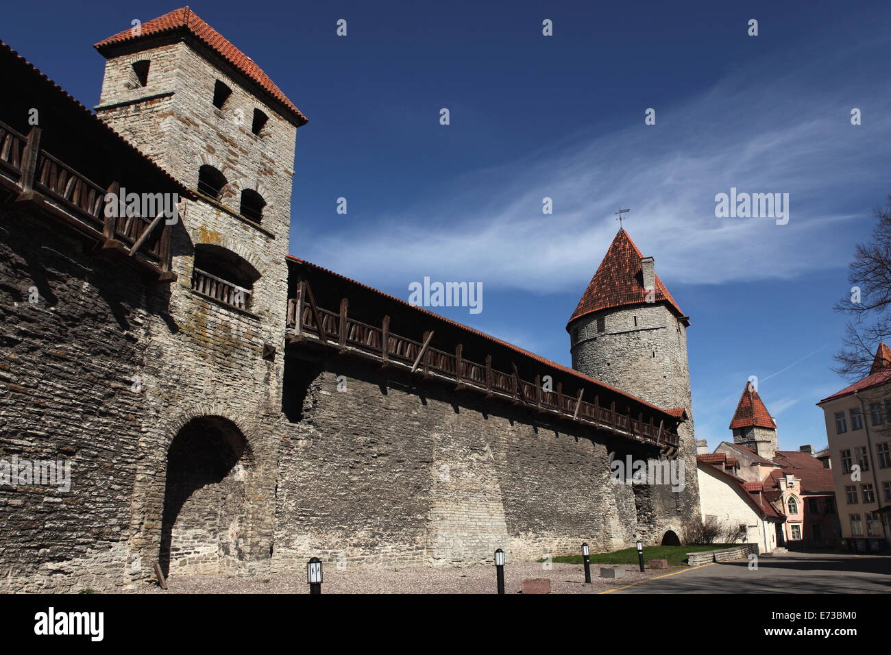Les tours et les remparts de la ville médiévale de la vieille ville de Tallinn, Site du patrimoine mondial de l'UNESCO, l'Estonie, Europe Banque D'Images