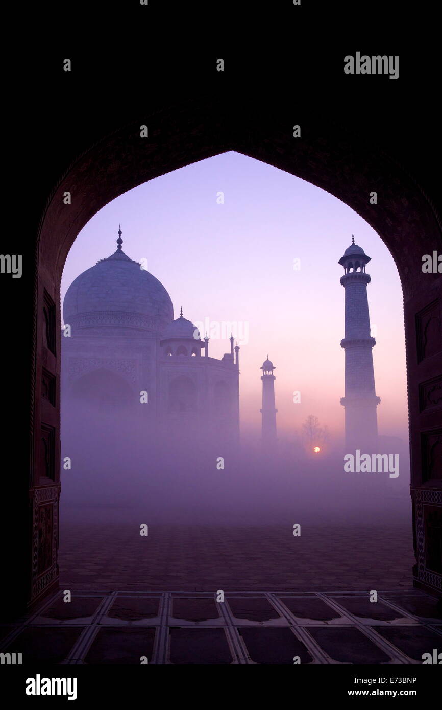 Taj Mahal au lever du soleil, l'UNESCO World Heritage Site, Agra, Uttar Pradesh, Inde, Asie Banque D'Images