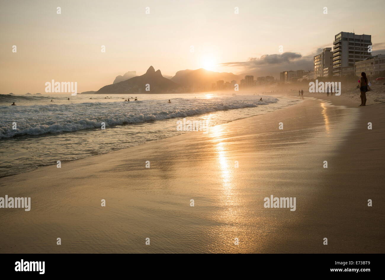 Au coucher du soleil de la plage d'Ipanema, Rio de Janeiro, Brésil, Amérique du Sud Banque D'Images