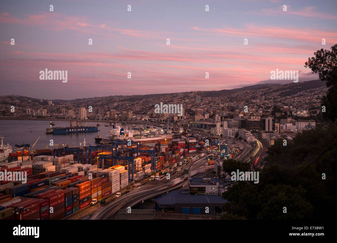 Vue de la ville et les ports au crépuscule du Paseo 21 de Mayo, Cerro Playa Ancha, Valparaiso, Chili, Côte Centrale, Amérique du Sud Banque D'Images