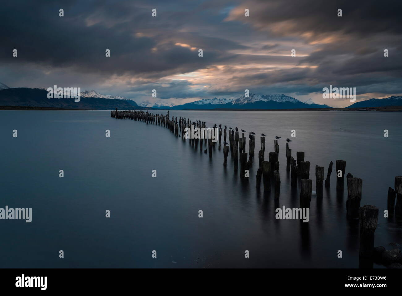 Crépuscule sur le dernier espoir de son, Puerto Natales, en Patagonie, au Chili, en Amérique du Sud Banque D'Images