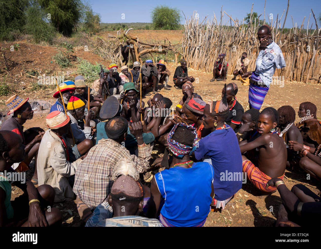 Les hommes la négociation au cours d'une cérémonie de deuil pour savoir combien de vaches seront tués en tribu Hamer, Turmi, vallée de l'Omo, Ethiopie Banque D'Images