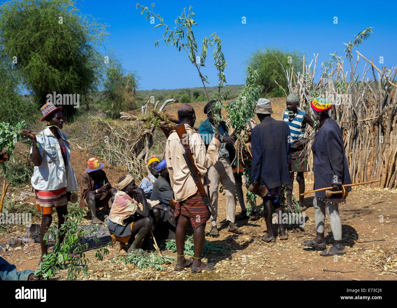 Les hommes la négociation au cours d'une cérémonie de deuil pour savoir combien de vaches seront tués en tribu Hamer, Turmi, vallée de l'Omo, Ethiopie Banque D'Images