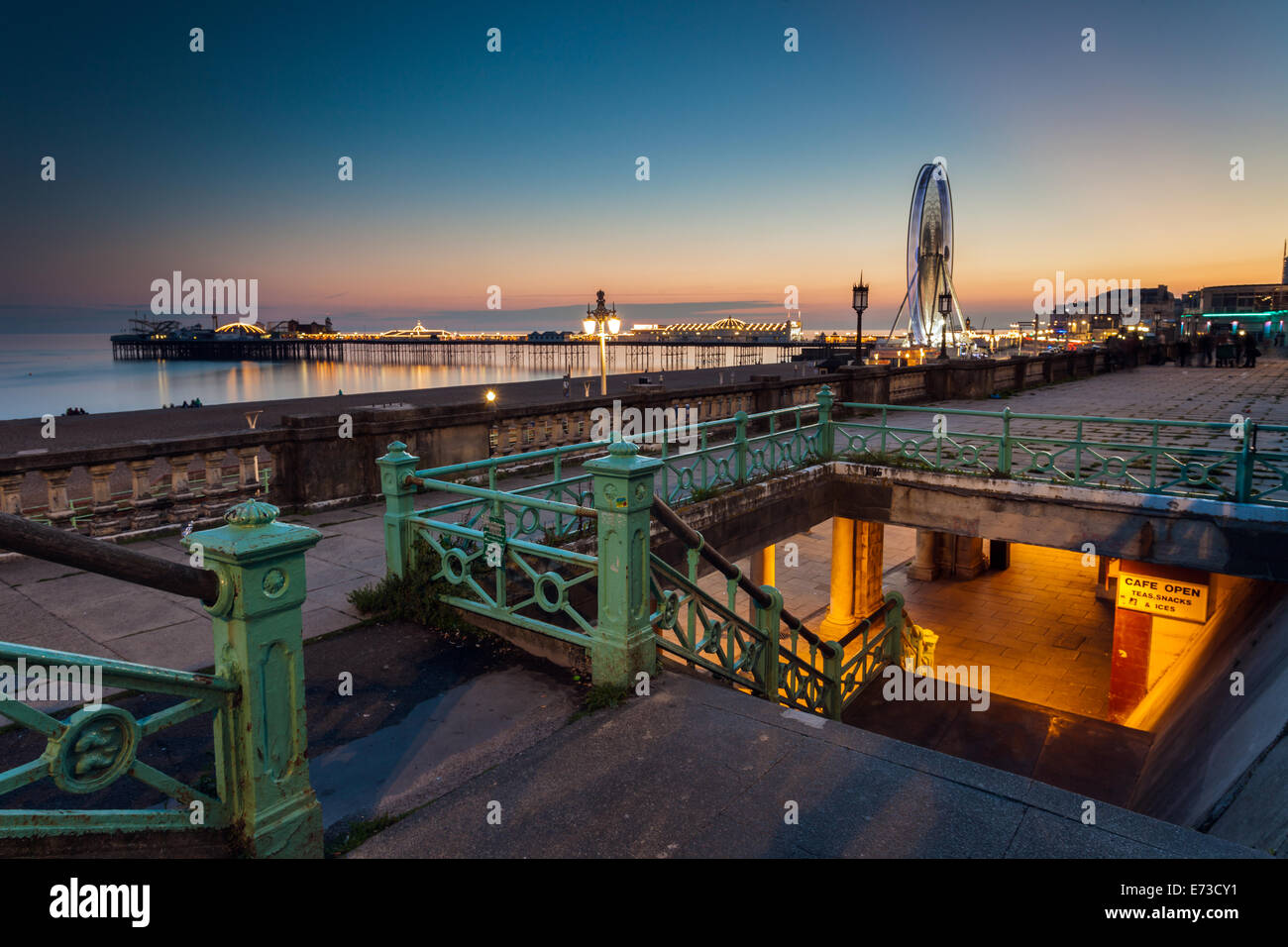 La fin de soirée d'été sur le front de mer de Brighton, East Sussex, Angleterre. Banque D'Images