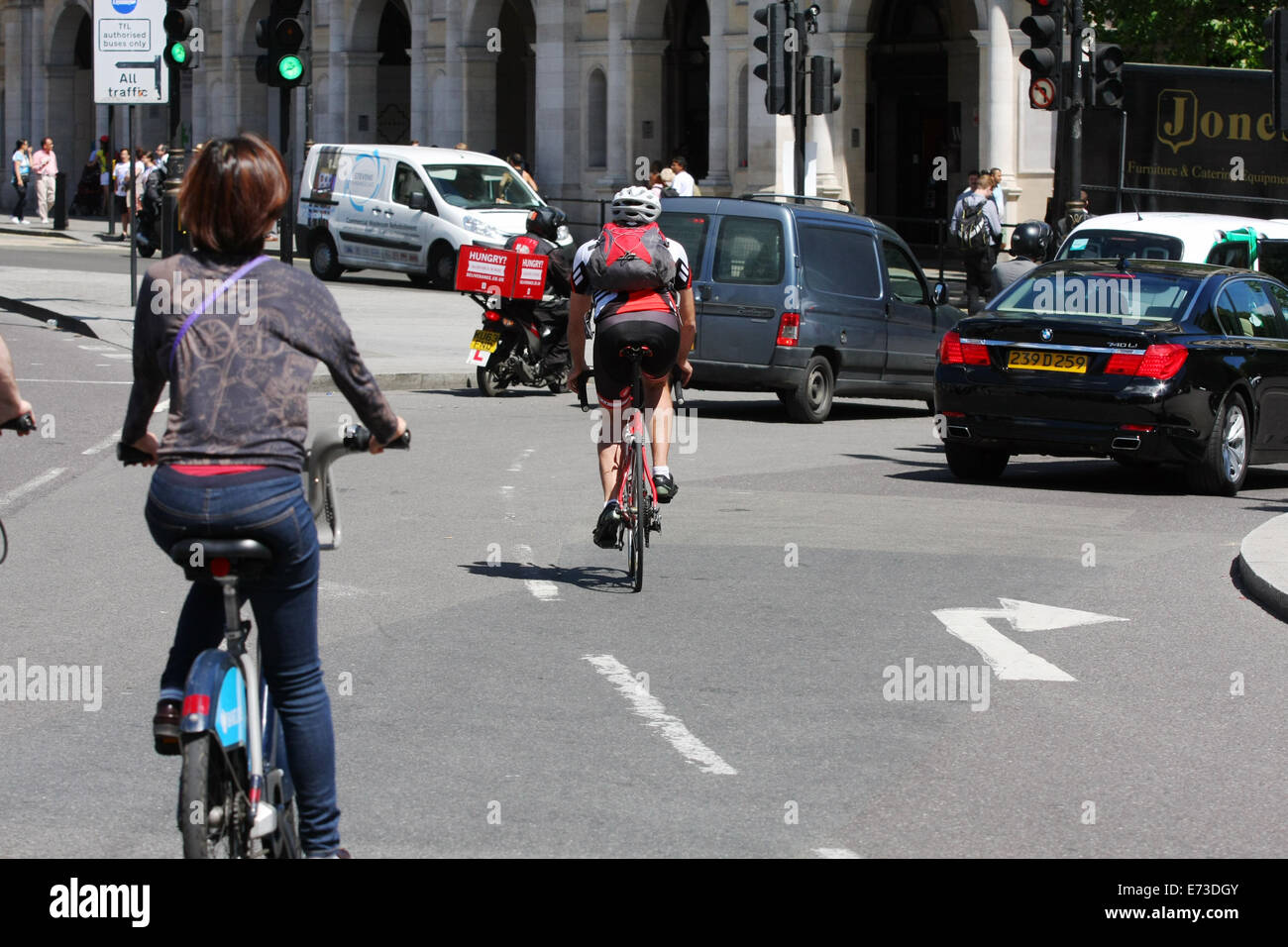 Les cyclistes de la circulation derrière à Londres Banque D'Images