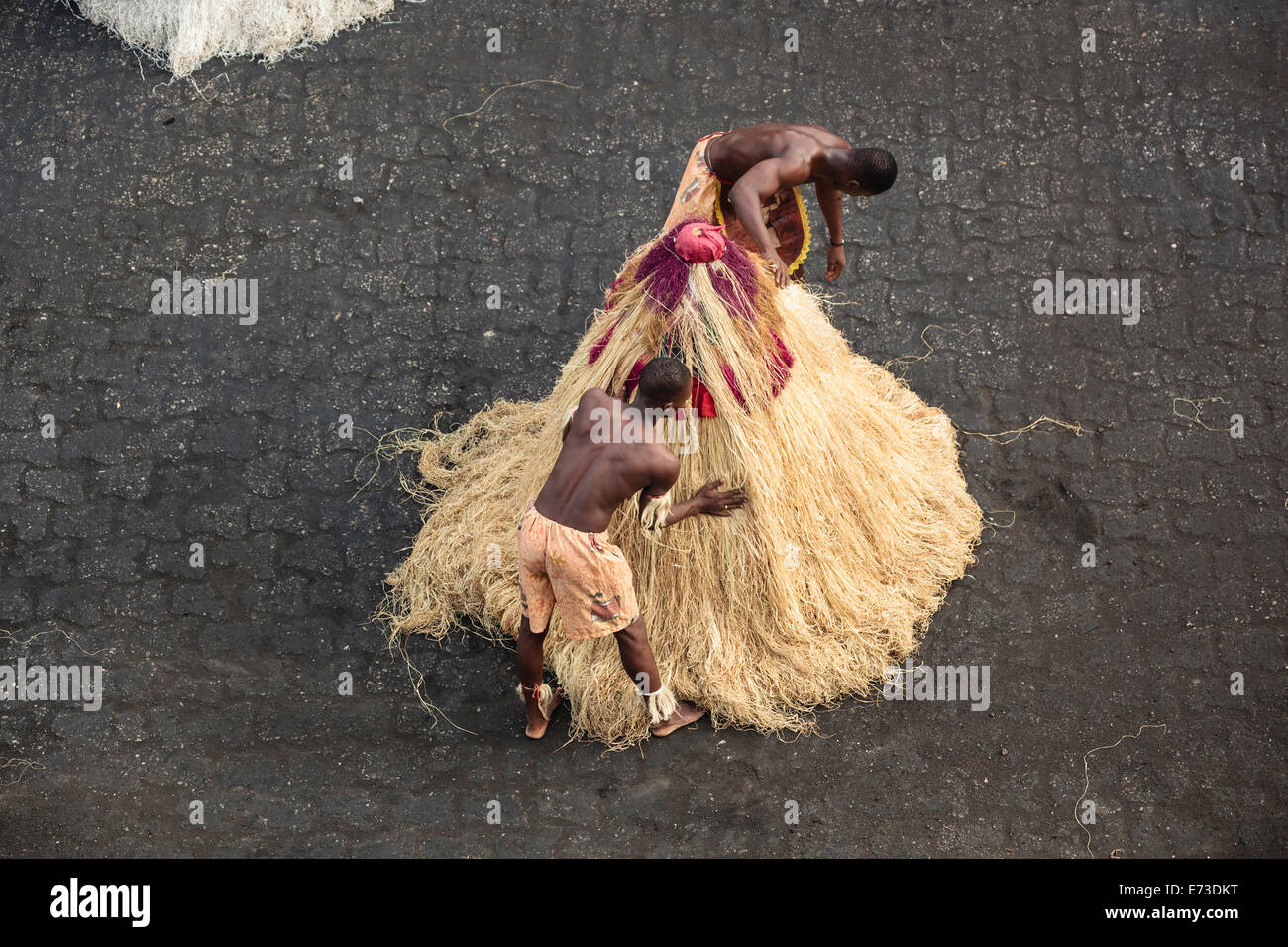 L'Afrique, BÉNIN, Cotonou. Les hommes effectuant Zangbeto traditionnelle mascarade. Banque D'Images