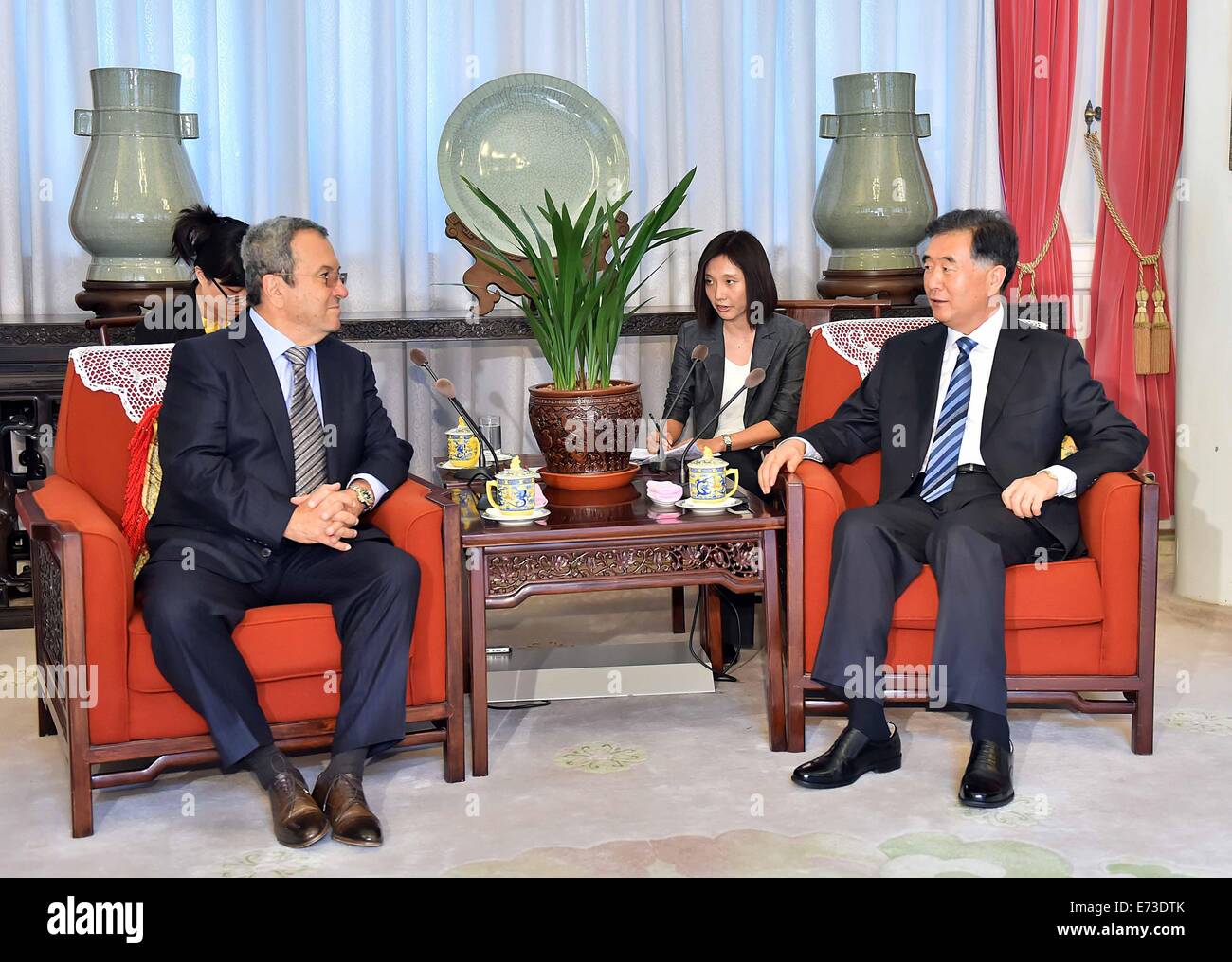 Beijing, Chine. 12Th Mar, 2014. Le vice-Premier ministre chinois Wang Yang (R) rencontre avec l'ancien premier ministre israélien Ehud Barak à Beijing, capitale de Chine, le 5 septembre 2014. © Li Tao/Xinhua/Alamy Live News Banque D'Images Beijing, Chine. 12Th Mar, 2014. Le vice-Premier ministre chinois Wang Yang (R) rencontre avec l'ancien premier ministre israélien Ehud Barak à Beijing, capitale de Chine, le 5 septembre 2014. © Li Tao/Xinhua/Alamy Live News Banque D'Images