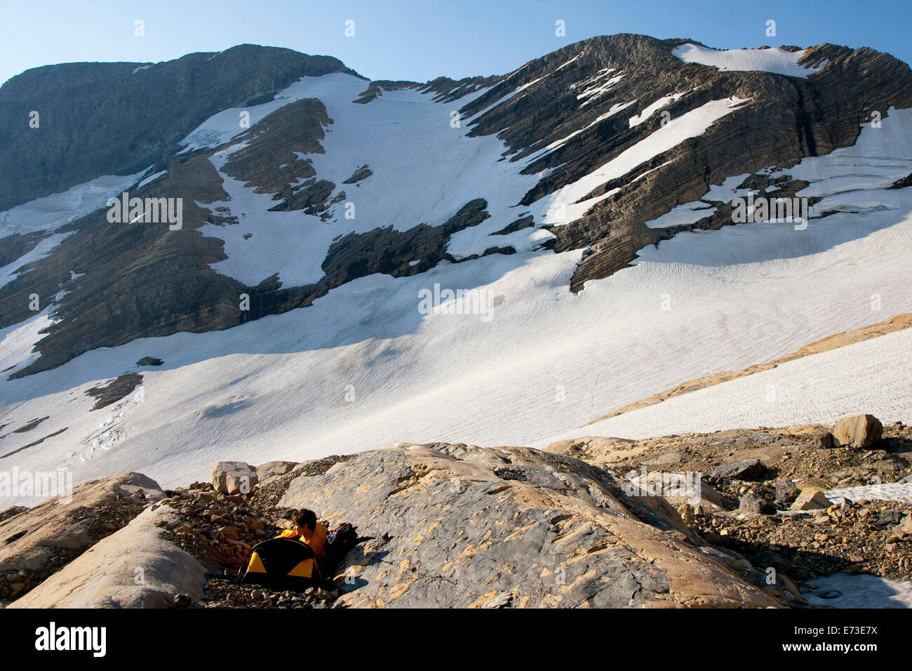 L'alpiniste se réveille dans le Glacier National Park, Montana. Banque D'Images