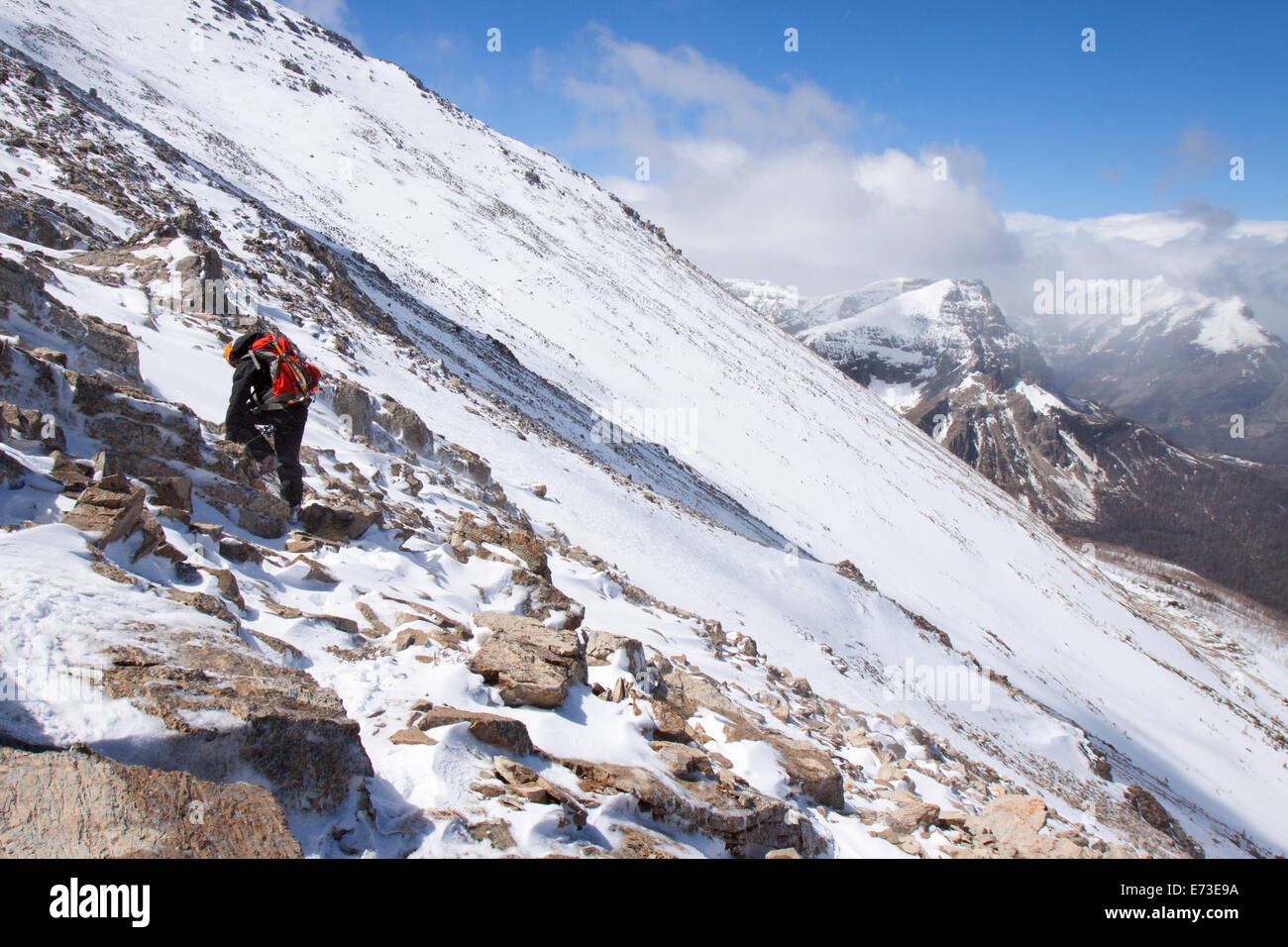 L'alpiniste dans le Glacier National Park, Montana. Banque D'Images