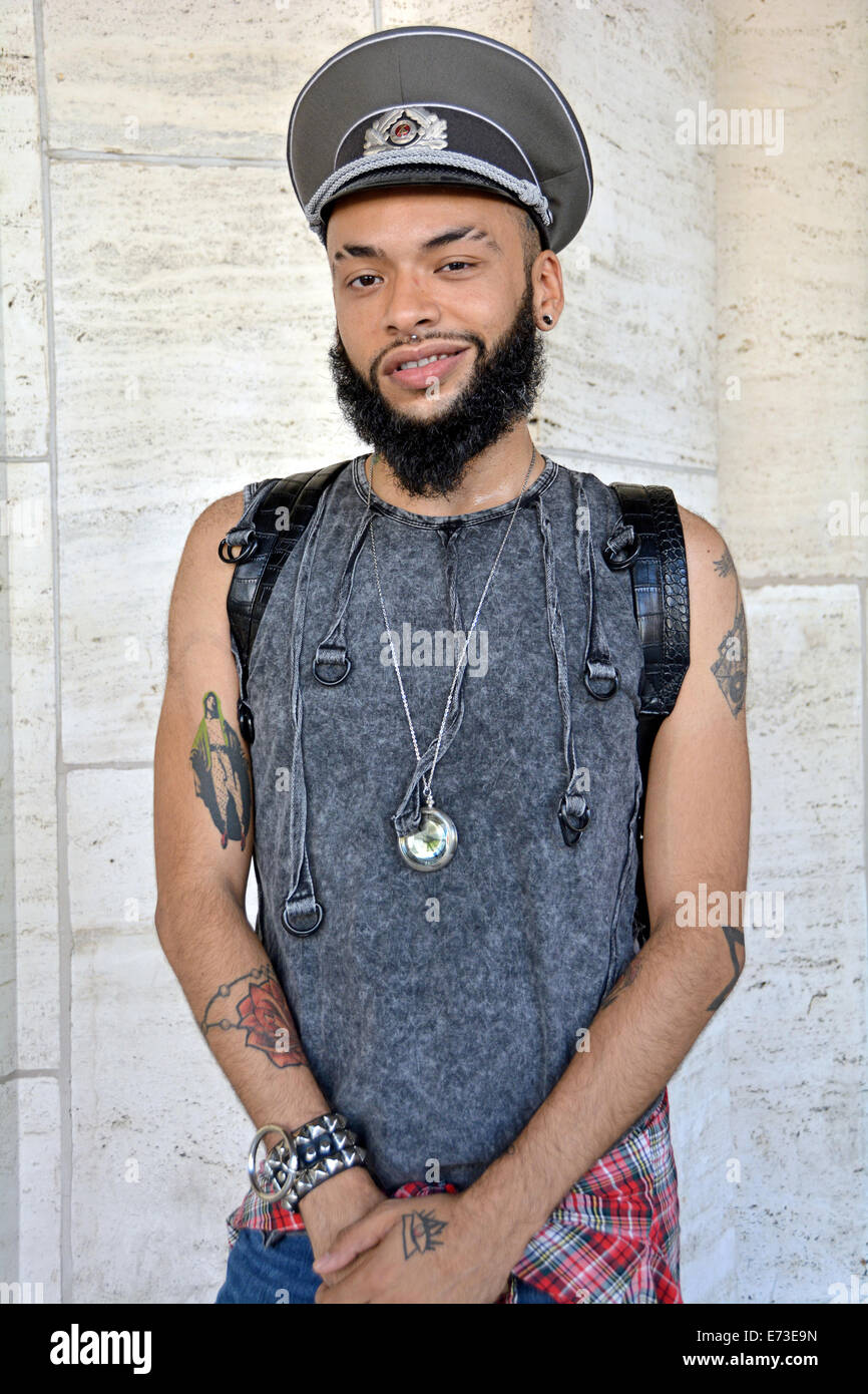 Portrait de styliste et homme personal shopper E-Jay à la Fashion Week 2014 à New York. Remarque Le partiellement rasé les sourcils. Banque D'Images