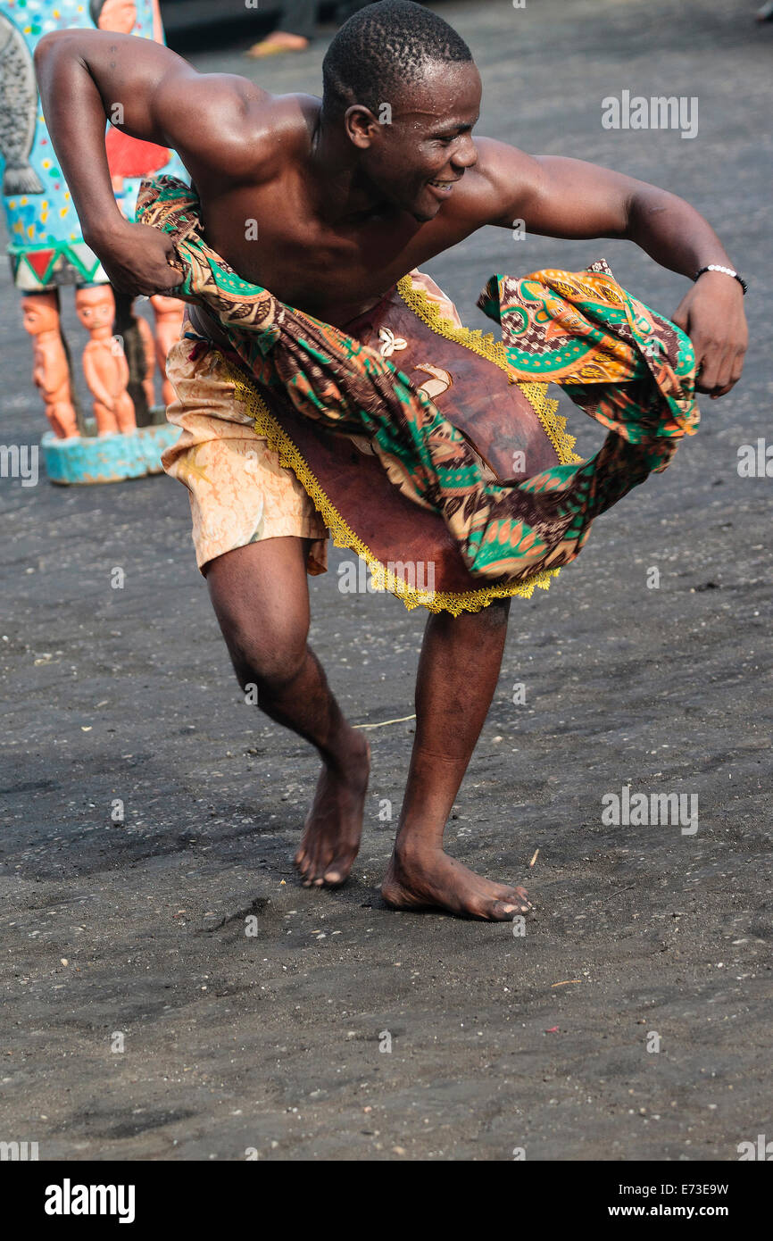 L'Afrique, BÉNIN, Cotonou. L'homme danse. Banque D'Images
