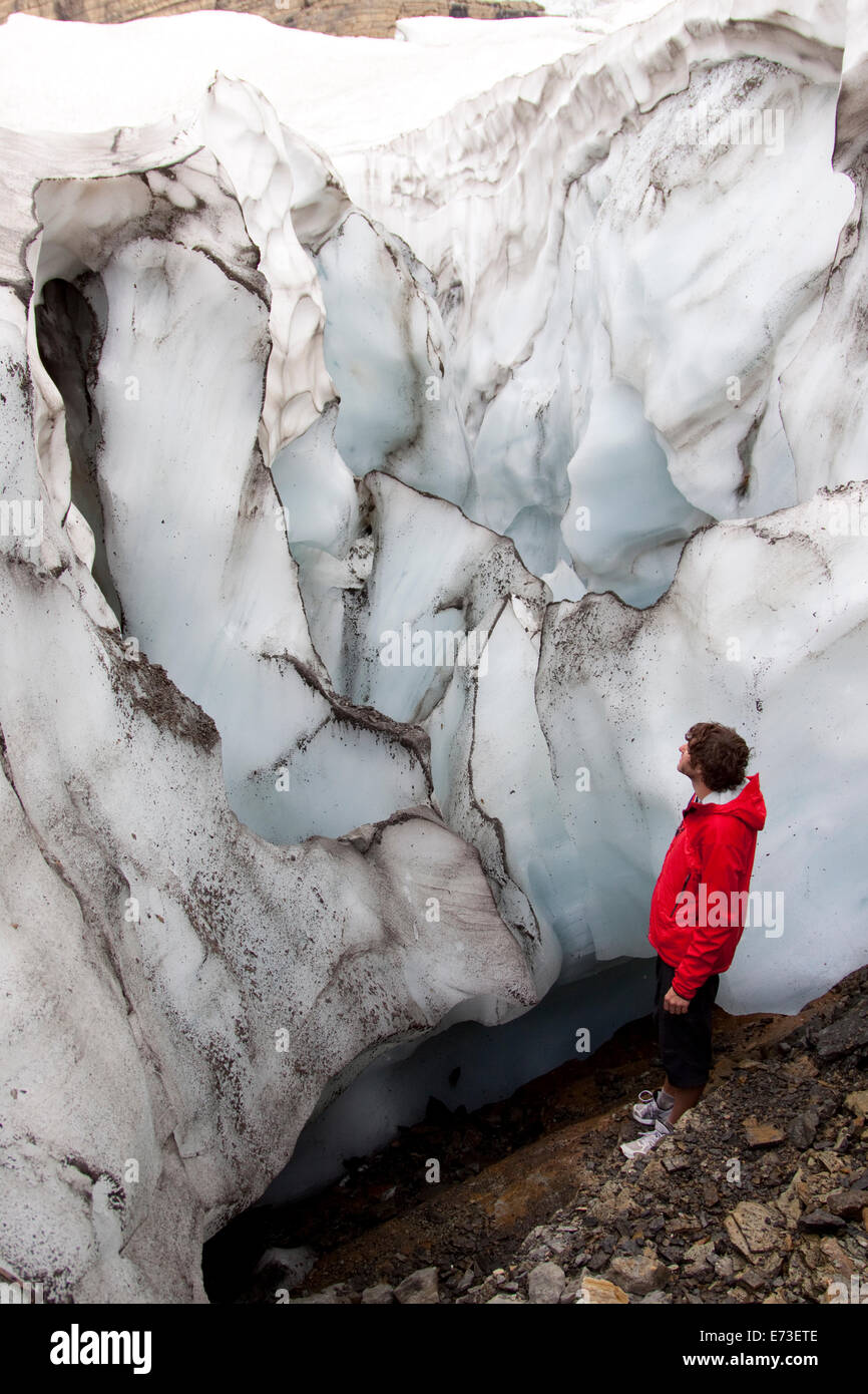 Un homme se tient à côté d'un glacier dans le Glacier National Park, Montana. Banque D'Images