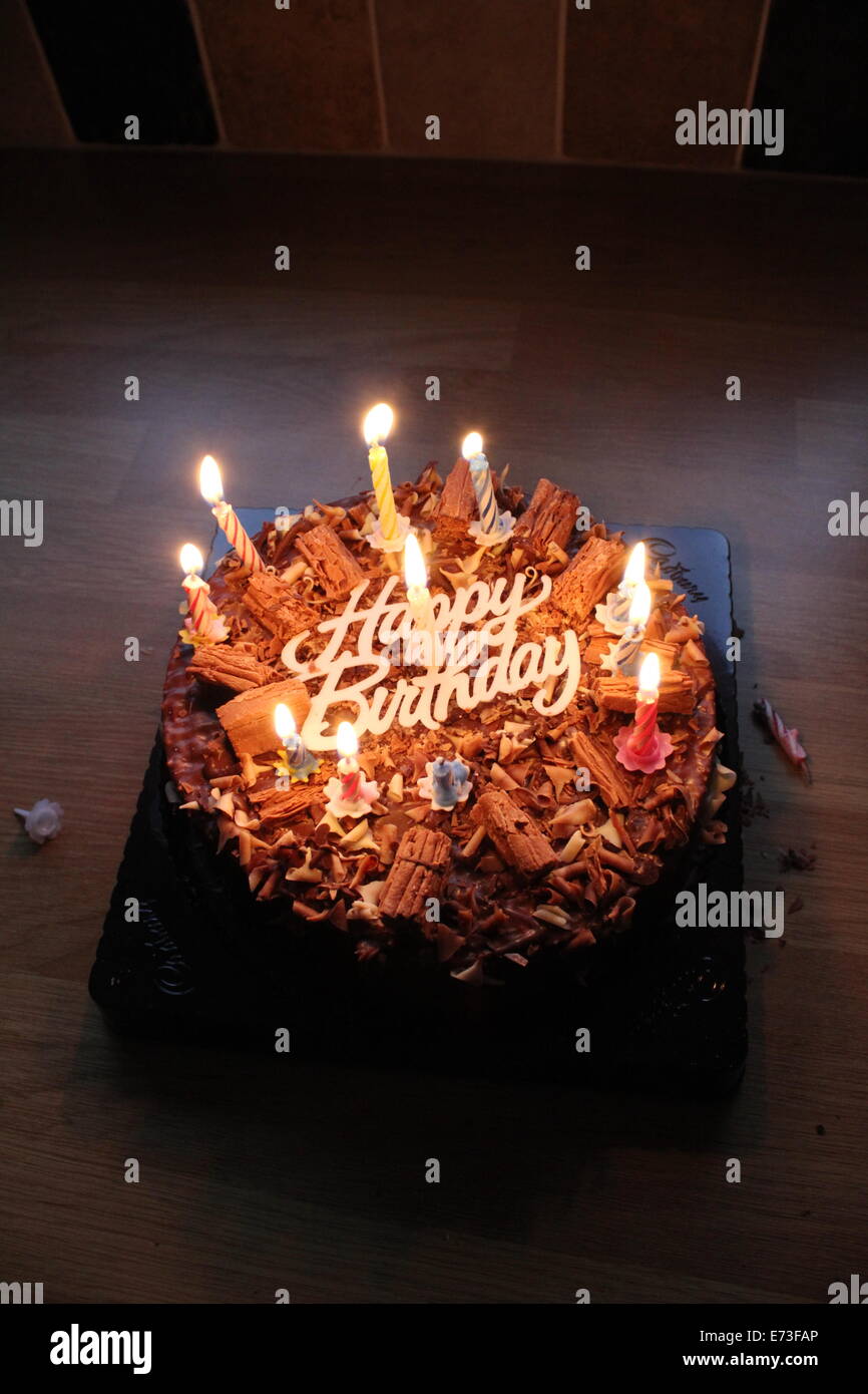 Joyeux Anniversaire Gateau Au Chocolat Avec Des Bougies Photo Stock Alamy