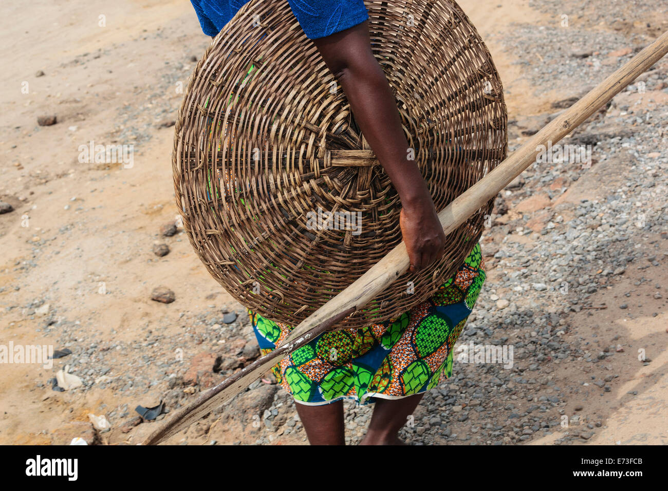 L'Afrique, Bénin, Ganvie. Close-up of woman carrying pagaie et panier. Banque D'Images