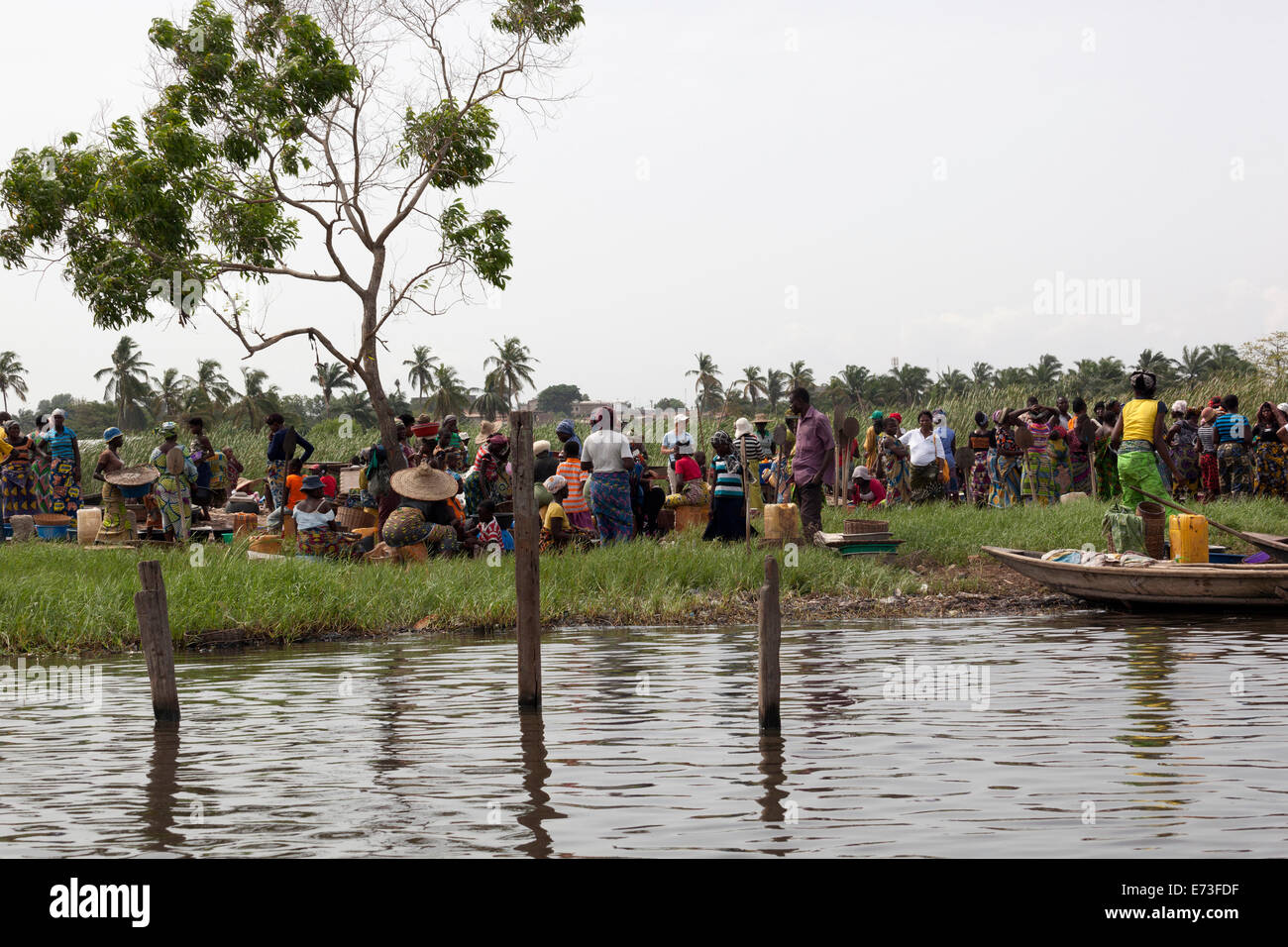 L'Afrique, Bénin, Ganvie. Les habitants et les touristes se sont réunis au marché de poissons sur les rives du lac Nokoué. Banque D'Images