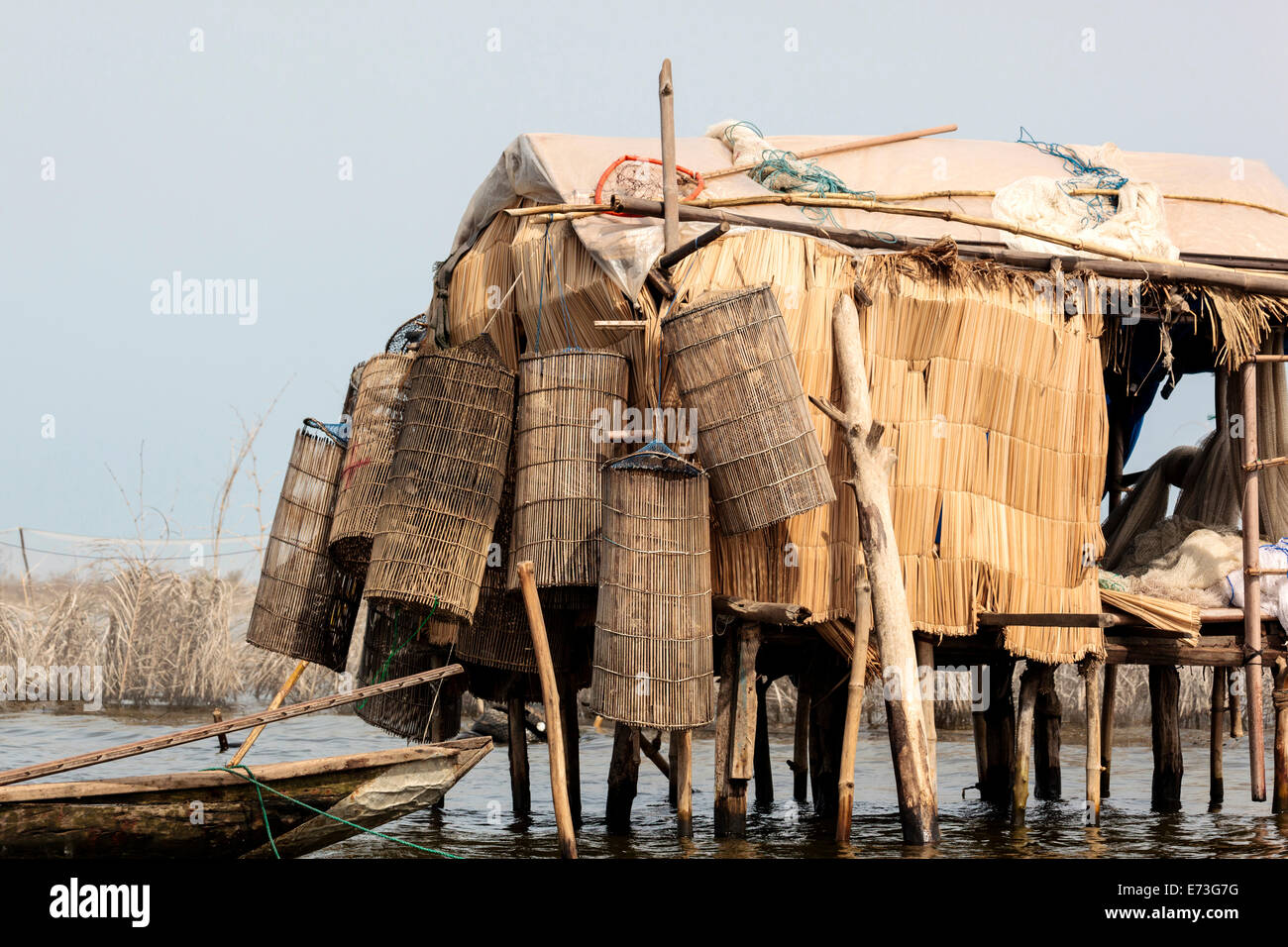 L'Afrique, Bénin, Ganvie. La structure surélevée avec des pièges à poissons et les fournitures. Banque D'Images