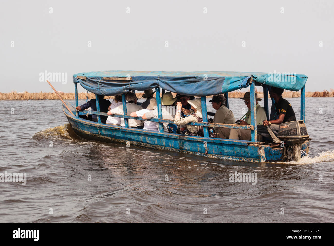 L'Afrique, Bénin, Ganvie. Les touristes explorer le Lac Nokoué par bateau. Banque D'Images