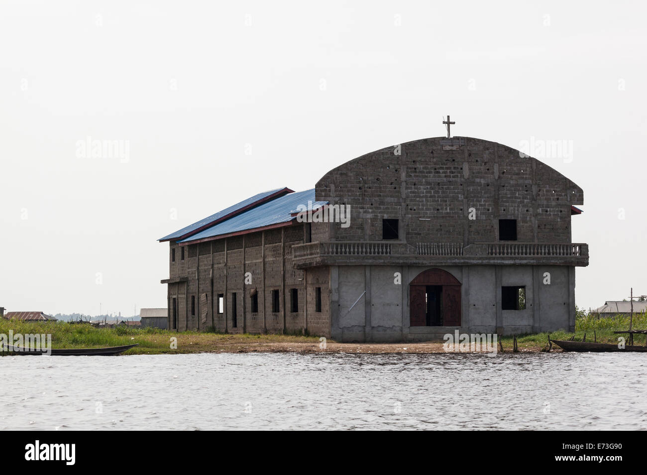 L'Afrique, Bénin, Ganvie. Église de béton vide sur la rive du lac Nokoué. Banque D'Images