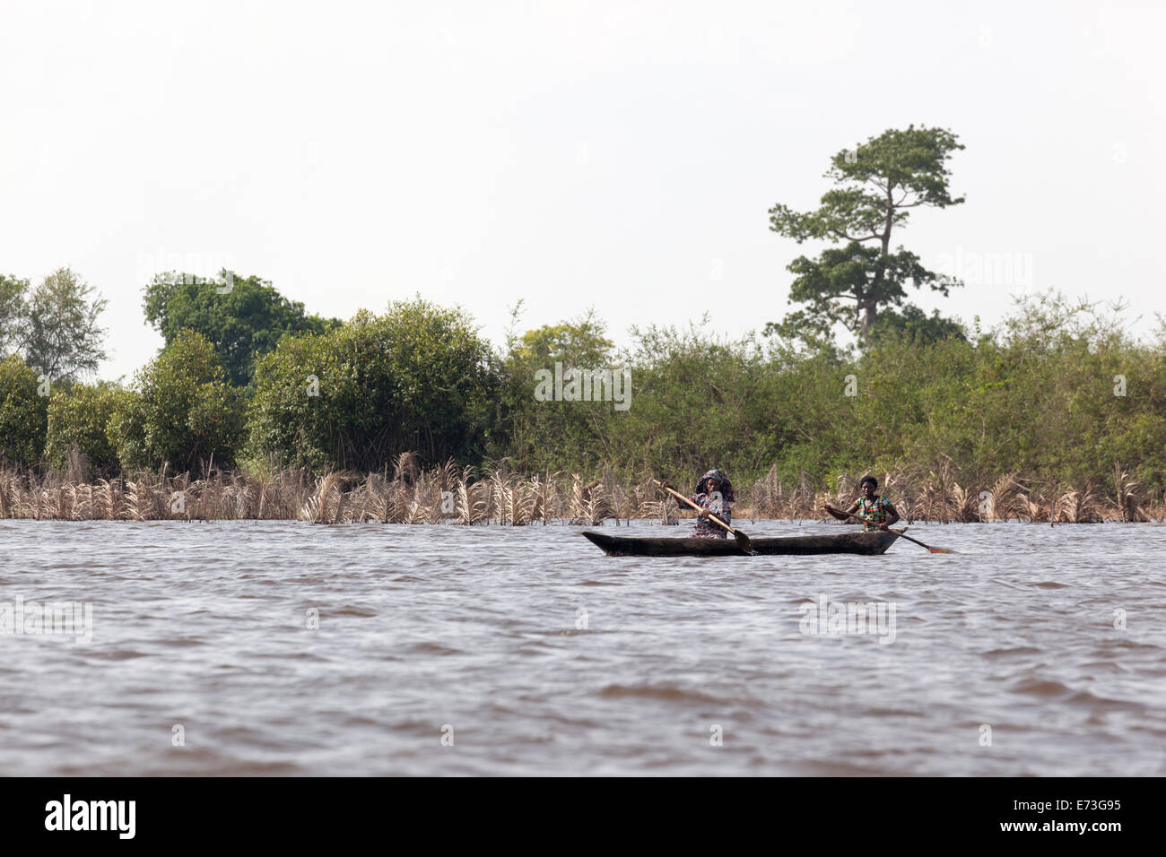 L'Afrique, Bénin, Ganvie. Les femmes traditionnelles d'aviron du Lac Nokoué pirogue. Banque D'Images